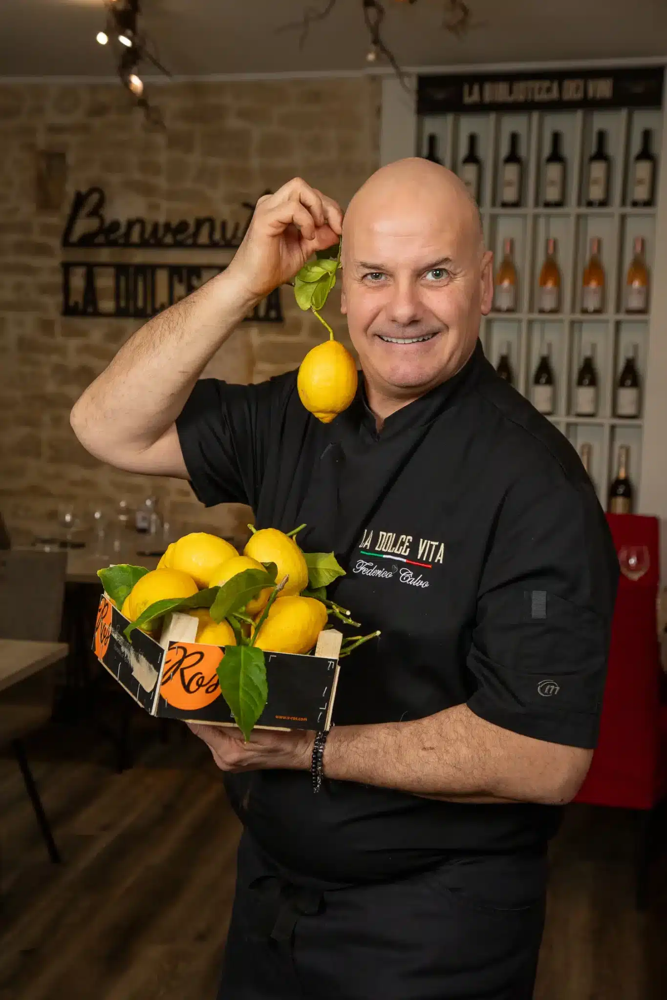 Photo du chef avec un carton de citron sicilien